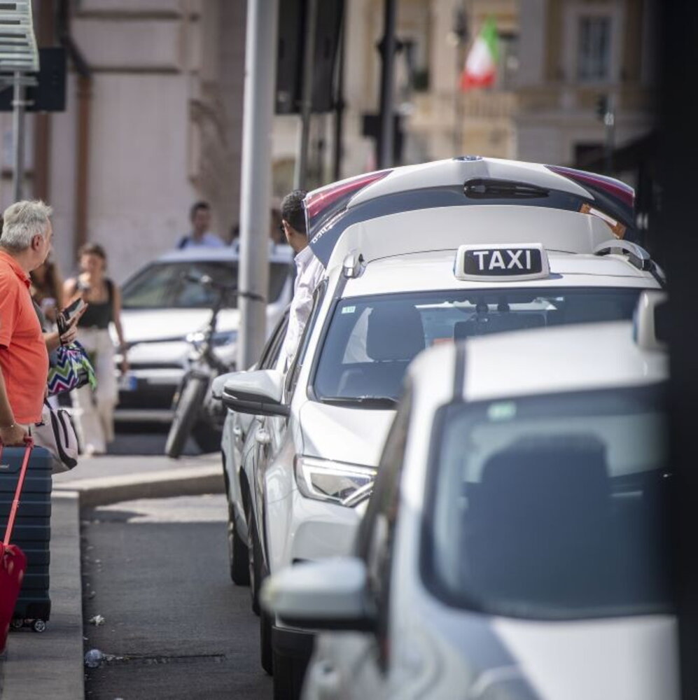 Online il bando per 1000 licenze taxi a Roma, il Codacons chiede di più