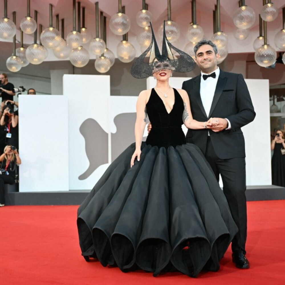 Lady Gaga incanta il Lido con un look retrò e una gonna a campana sfavillante