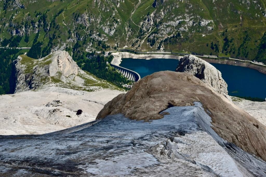 La Marmolada inquinata da rifiuti storici: un'esterna toilette da pulire