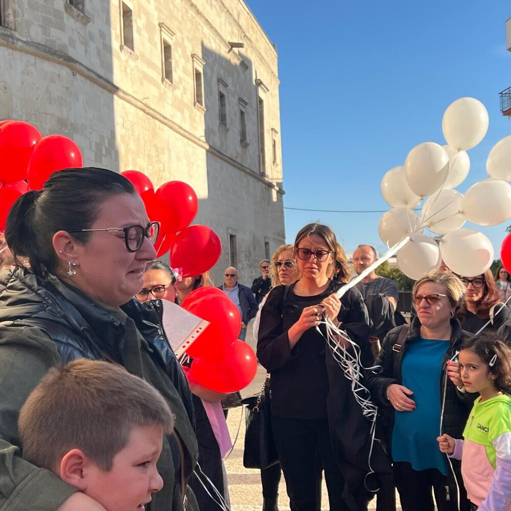 Palloncini bianchi e rossi in memoria di Maria Turturo, vittima di femminicidio a Gravina