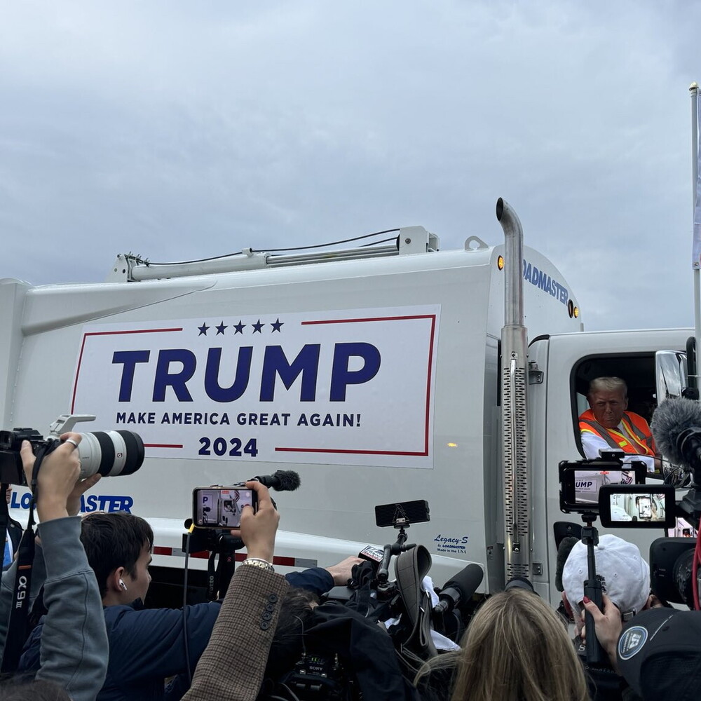 Trump sfrutta la gaffe di Biden e si presenta su un camion della spazzatura