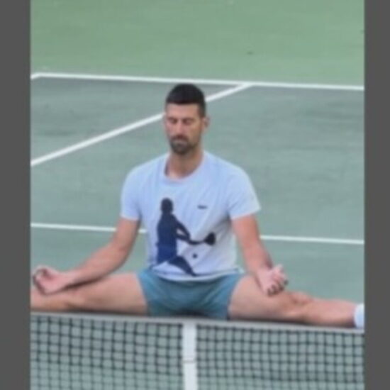 Djokovic medita sulla rete: il video ironico del campione di tennis