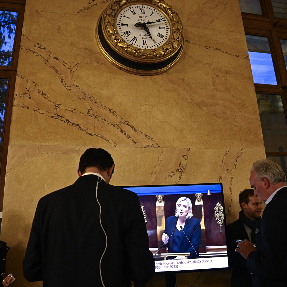 Caos in Francia: gli scenari post-sfiducia per Macron e il suo governo

Un nuovo premier entro 24 ore dopo la sfiducia a Barnier

Nomina di un nuovo premier più tardiva: gestione affari correnti

La possibilità di un primo ministro tecnico per dare stabilità

Una squadra di governo immutata per affrontare la crisi?