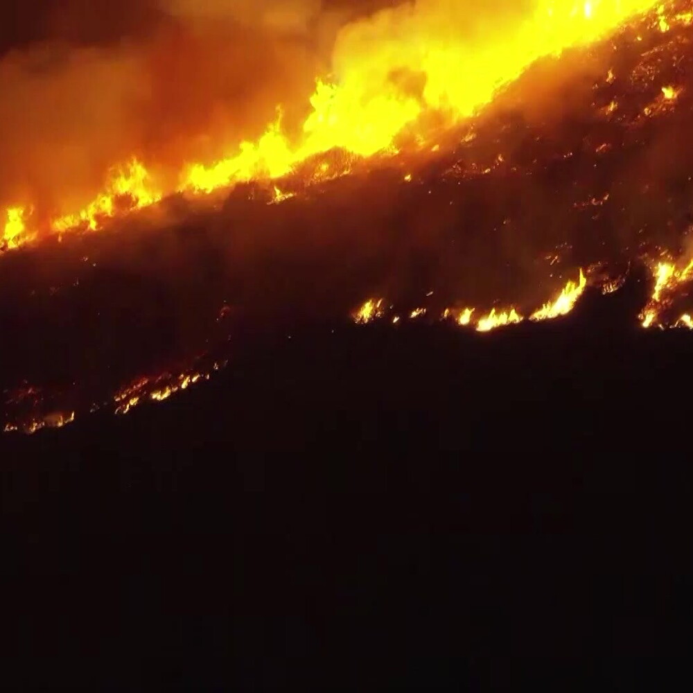 Incendio devastante a Malibu: migliaia di persone in fuga dalle fiamme