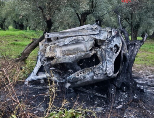 Auto in fiamme dopo incidente nel Catanzarese: muoiono due ragazze