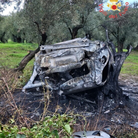 Auto in fiamme dopo incidente nel Catanzarese: muoiono due ragazze