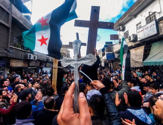 Fiamme all’albero di Natale a Damasco: la protesta dei cristiani in Siria