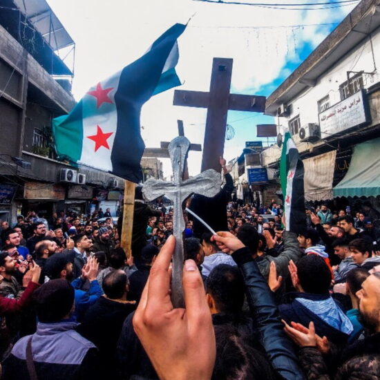 Fiamme all’albero di Natale a Damasco: la protesta dei cristiani in Siria