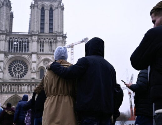 A Notre Dame si celebra la messa di Natale dopo l’incendio: code di fedeli in attesa