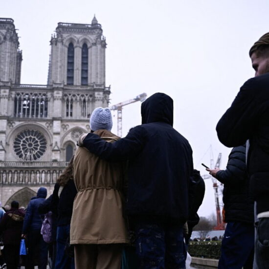 A Notre Dame si celebra la messa di Natale dopo l’incendio: code di fedeli in attesa