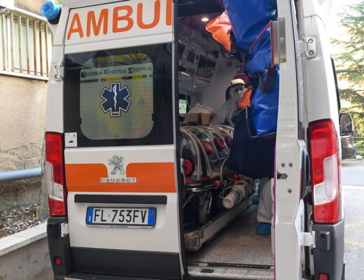 Incidente nel Foggiano: auto contro ambulanza, un morto e cinque feriti