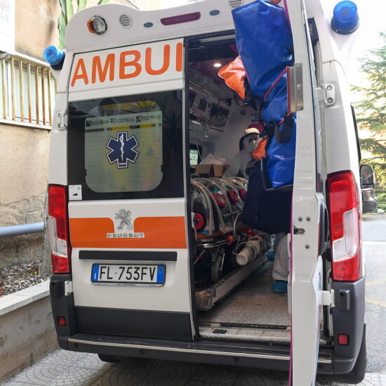 Incidente nel Foggiano: auto contro ambulanza, un morto e cinque feriti