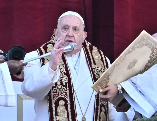 Papa Francesco invita alla pace in Ucraina e Medio Oriente all’Angelus di Natale