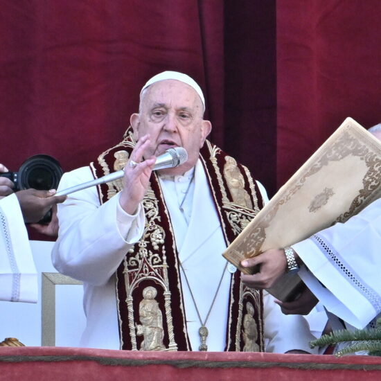 Papa Francesco invita alla pace in Ucraina e Medio Oriente all’Angelus di Natale