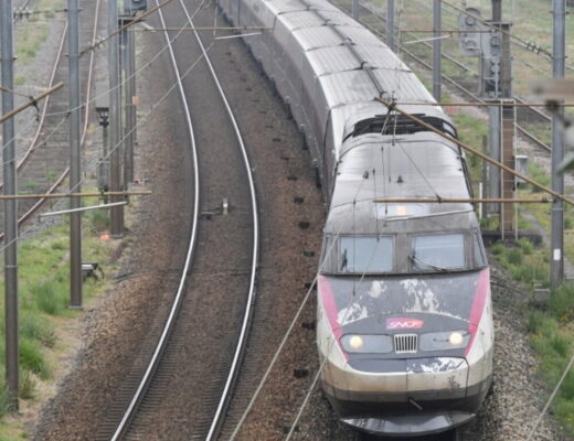 Macchinista si suicida saltando da treno in corsa, treni in ritardo in Francia