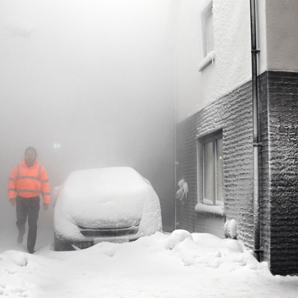 Tempesta di neve nel Regno Unito causa chiusura di aeroporti e disagi ai voli