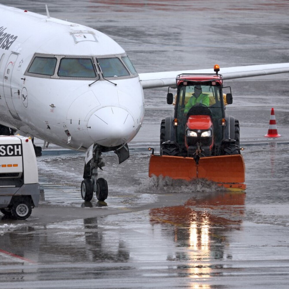 Maltempo nel nord Europa: aeroporti paralizzati da nevicate e venti forti