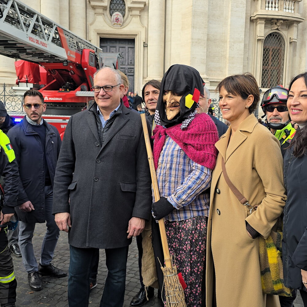 La Befana atterra a Piazza Navona tra musica e festeggiamenti dell'Epifania