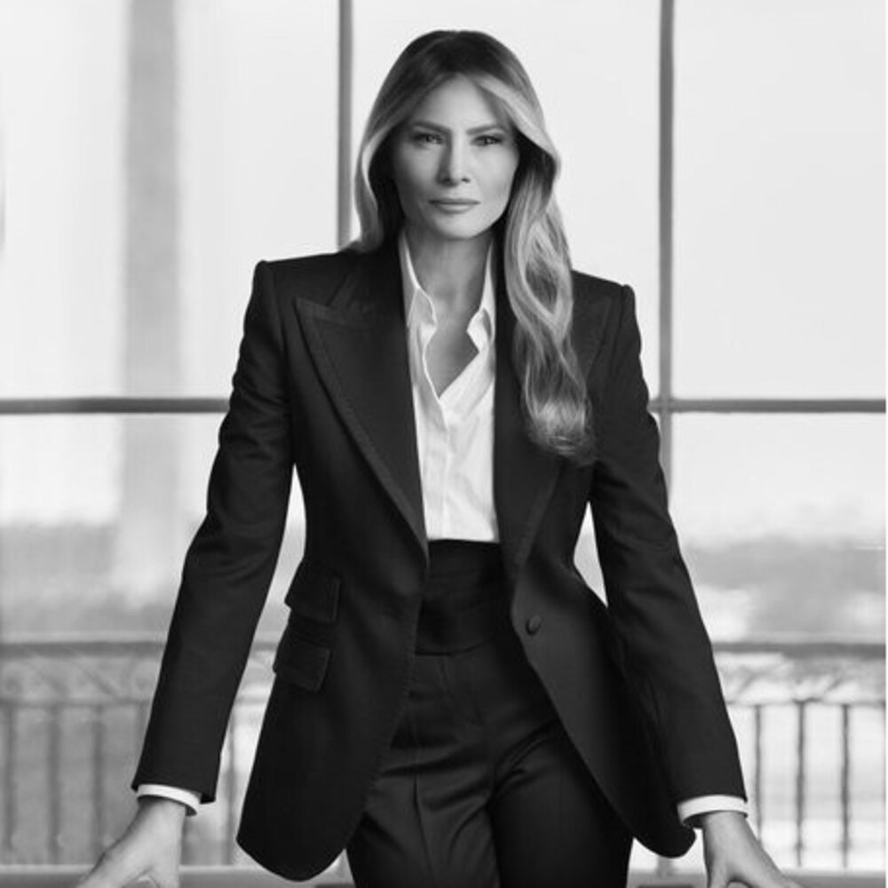 Sguardo deciso di Melania Trump: la foto ufficiale 2025 in bianco e nero