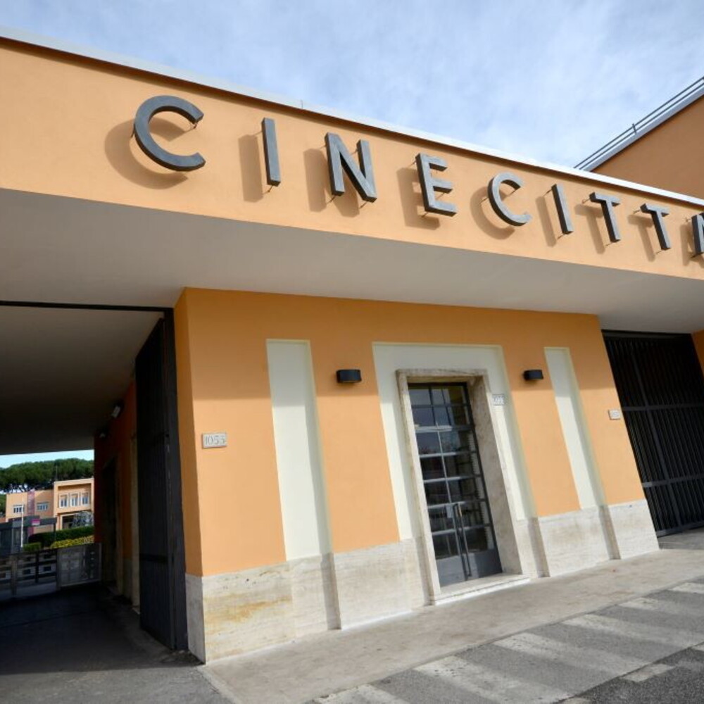 Papa Francesco visita per la prima volta gli Studios di Cinecittà