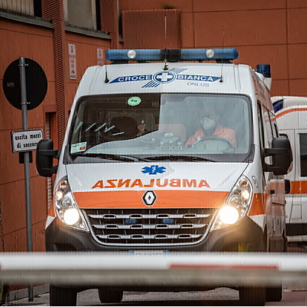 Bambina di 5 anni cade dal balcone ad Ancona e lotta per la vita in ospedale