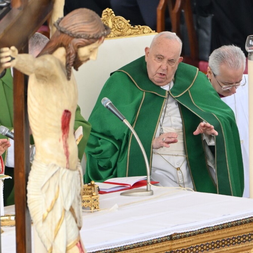 Papa Francesco interrompe omelia a San Pietro per difficoltà di respiro