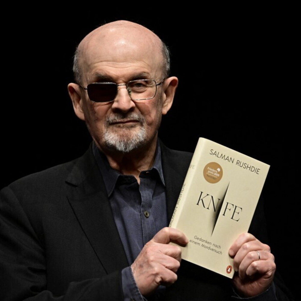 Salman Rushdie testimonia al processo per l’aggressione subita e le ferite riportate