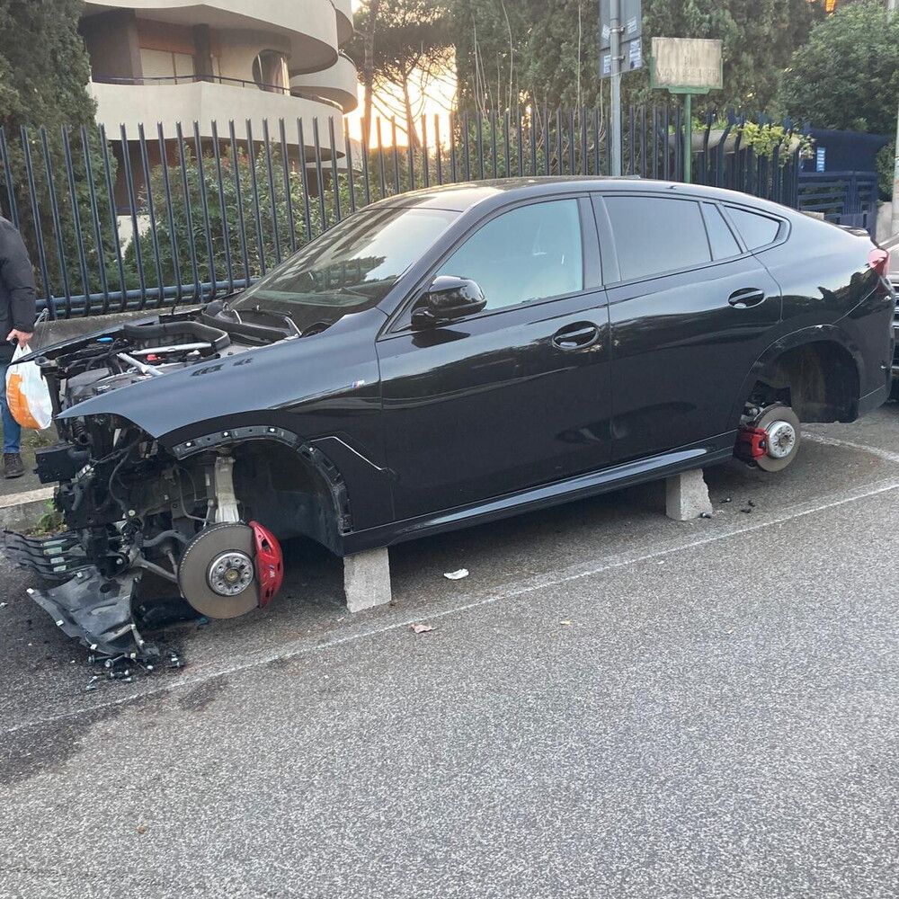 Auto di lusso smontate a Villa Bonelli: l'allerta dei residenti di Roma