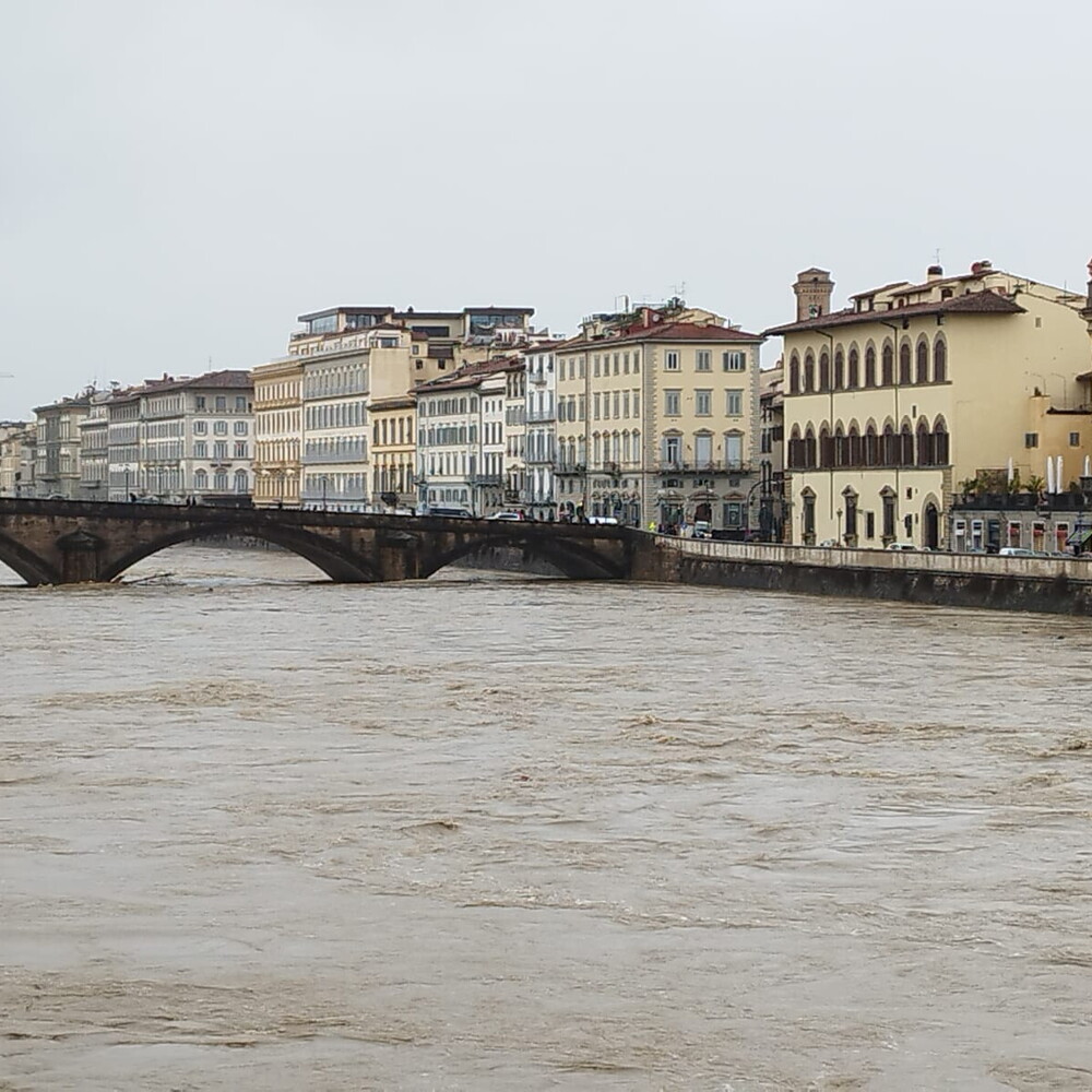 Maltempo in Emilia Romagna e Toscana, emergenza Arno e allerta rossa Fiume Sieve esonda a Vicchio del Mugello, decine di utenze senza energia Piena dell'Arno a Firenze, chiuse attività e scuole per precauzione Situazione critica a Sesto Fiorentino, allerta per frane e allagamenti