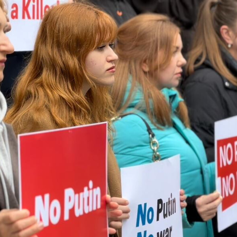 Flash mob contro Putin al Consolato russo di New York: protesta per la guerra in Ucraina