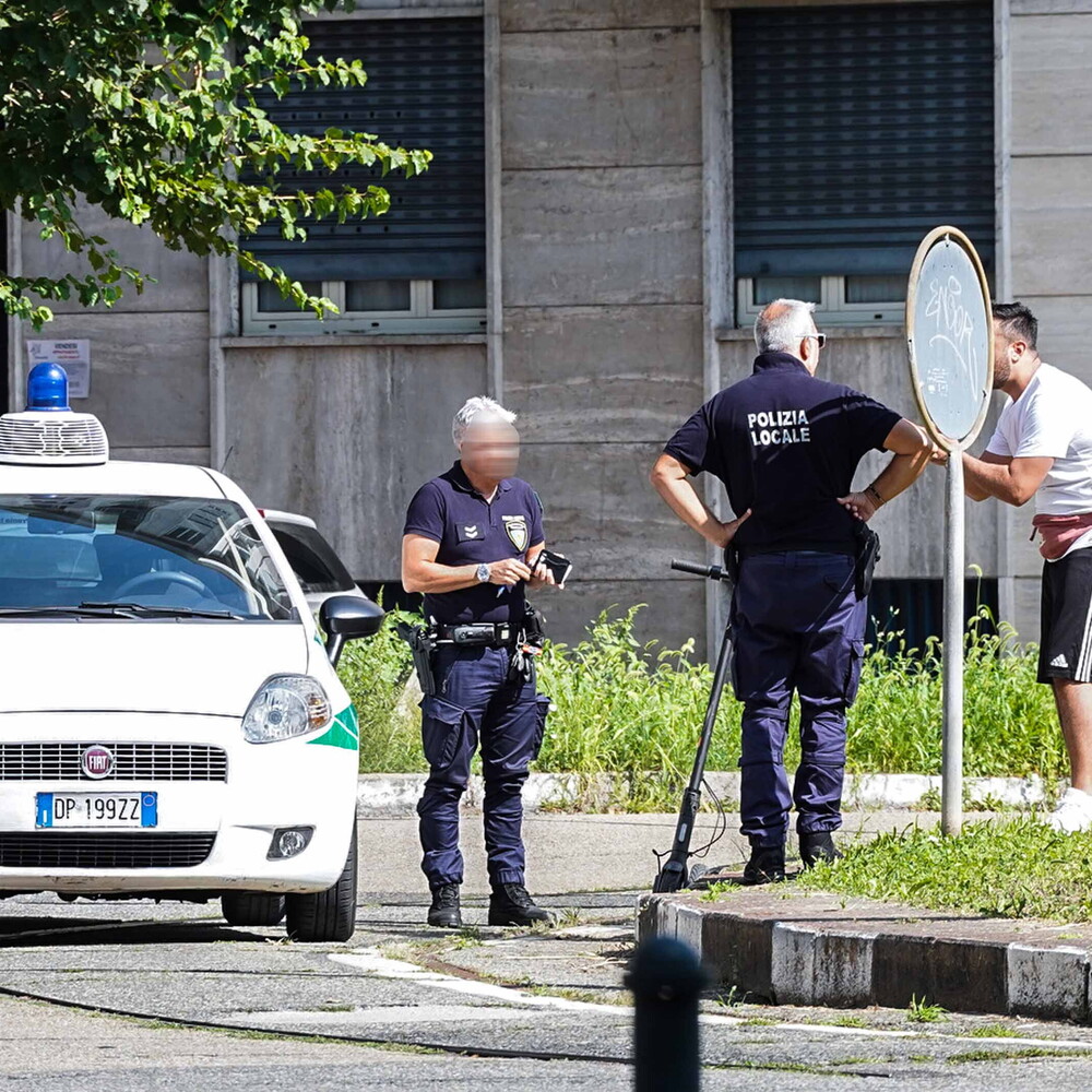 Monopattino in fuga dalla polizia: uomo muore dopo incidente in ospedale Trasporto in ospedale dopo la fuga dalla polizia e incidente con il monopattino