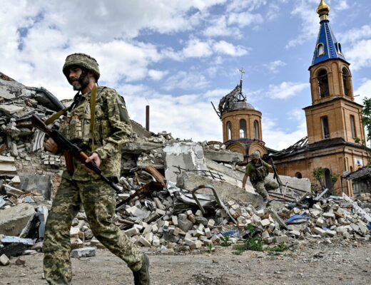 Ucraina, diplomazia a Riad e continui raid mentre Trump afferma di poter fermare la guerra