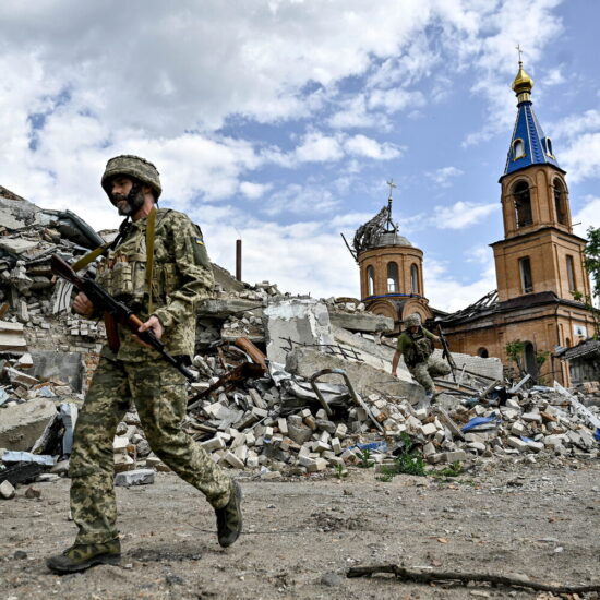 Ucraina, diplomazia a Riad e continui raid mentre Trump afferma di poter fermare la guerra