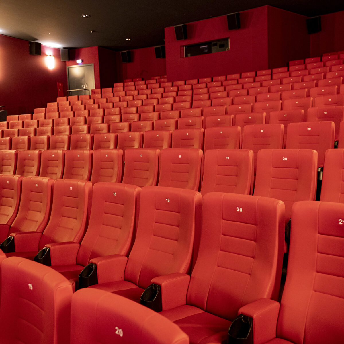 Pietro Valsecchi e la sfida di salvare i cinema storici di Roma con un investimento collettivo H2: Un investimento culturale con 1000 euro per salvare le sale storiche H2: L'idea di un cinema condiviso da migliaia di sostenitori H2: Risposta concreta alla crisi delle sale cinematografiche H2: Un modello culturale da esportare in tutta Italia