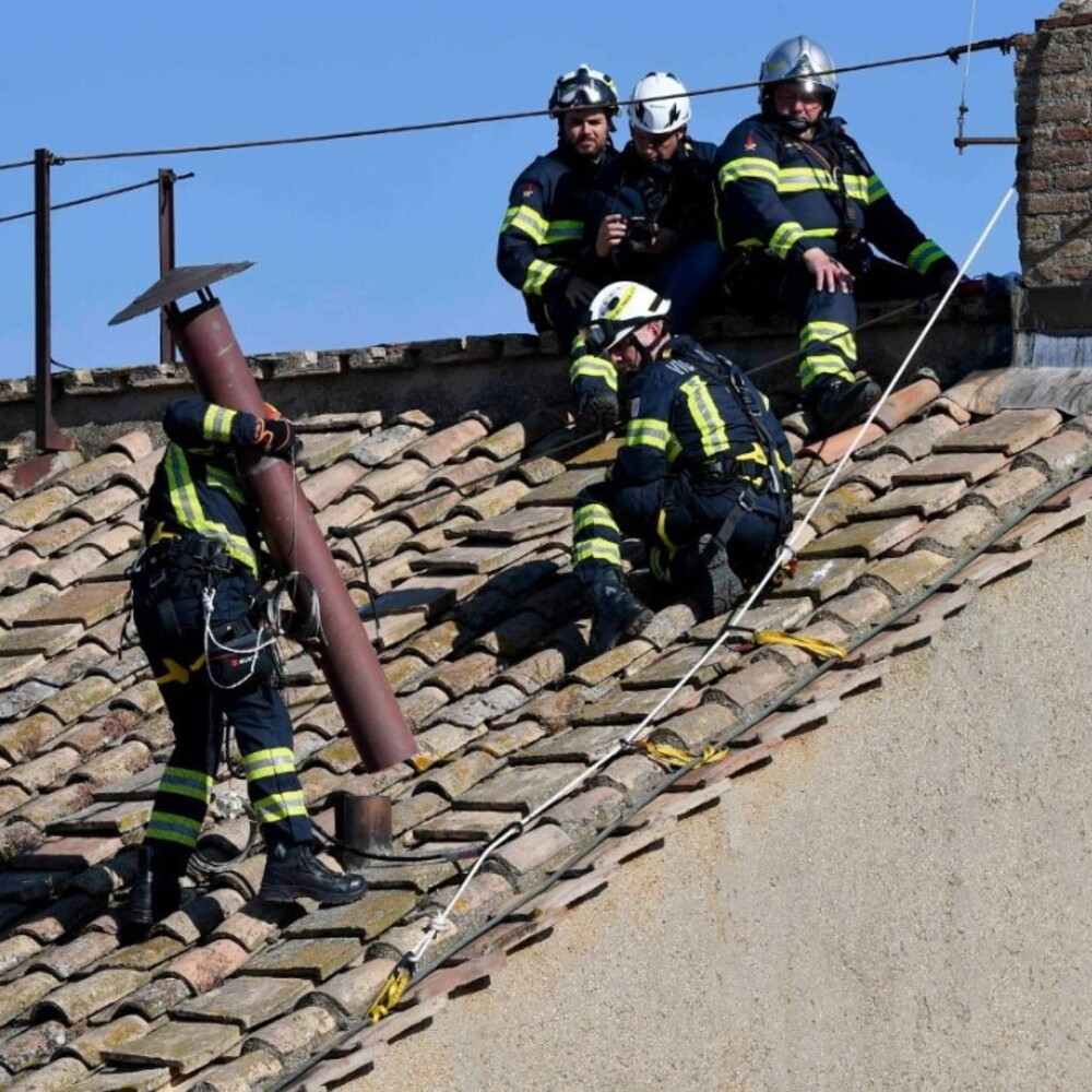 In attesa del Conclave: montato il comignolo per le fumate sulla Cappella Sistina