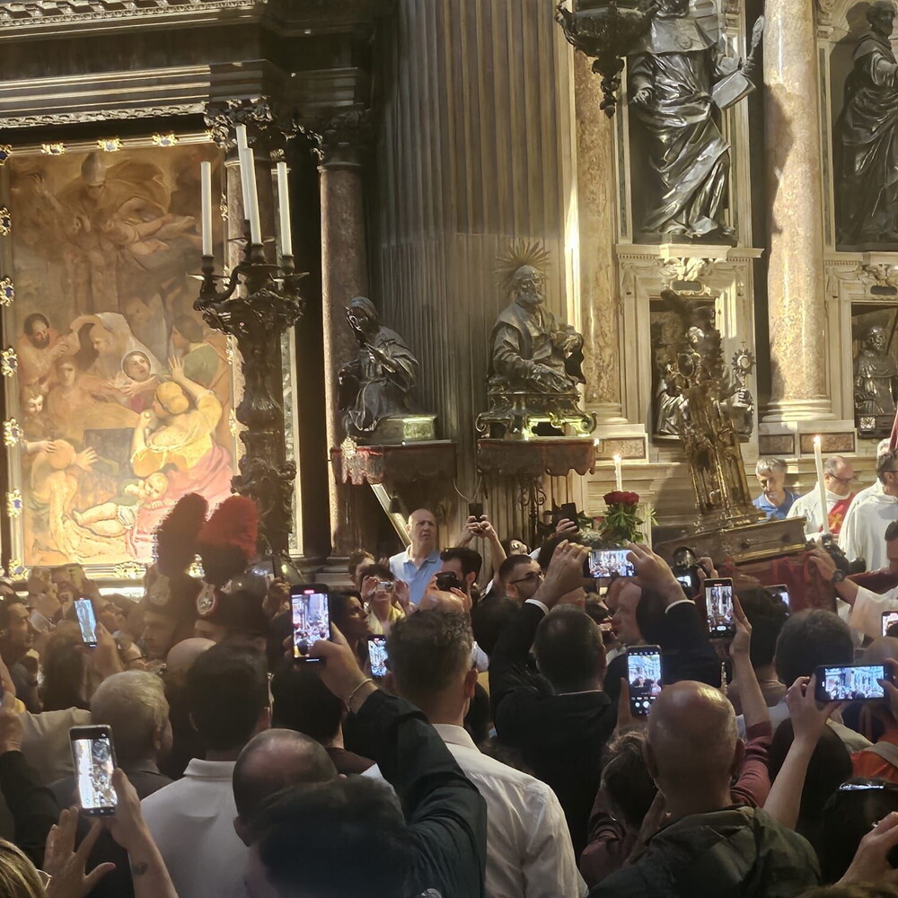 Il miracolo di maggio di San Gennaro a Napoli: la liquefazione del sangue e la fede dei cittadini