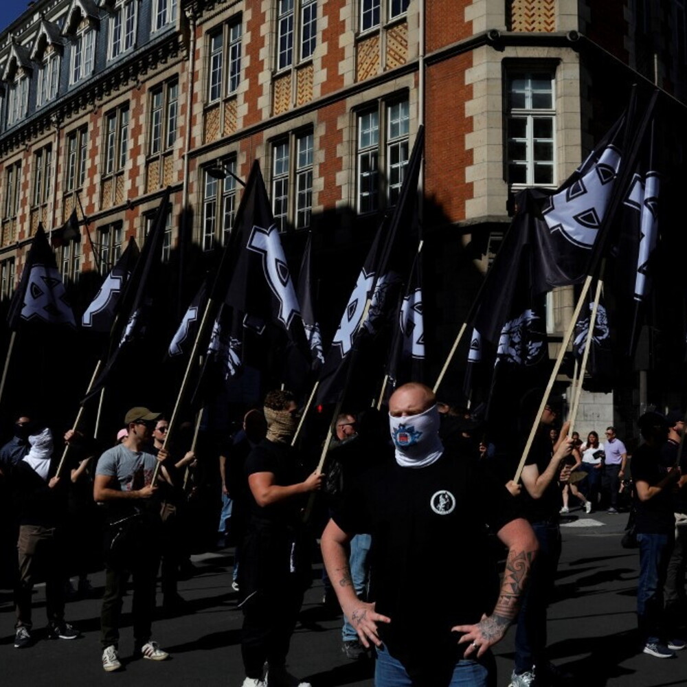 Croci celtiche e slogan: la marcia dell'ultradestra a Parigi in memoria di Deyzieu