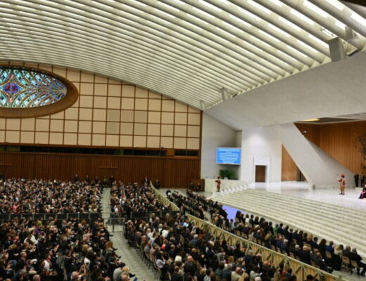 Il Papa invita i giornalisti a disarmare le parole per una comunicazione di pace