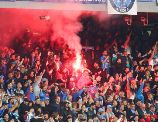 Cagliari accolto a Napoli con fuochi d’artificio e corteo di tifosi