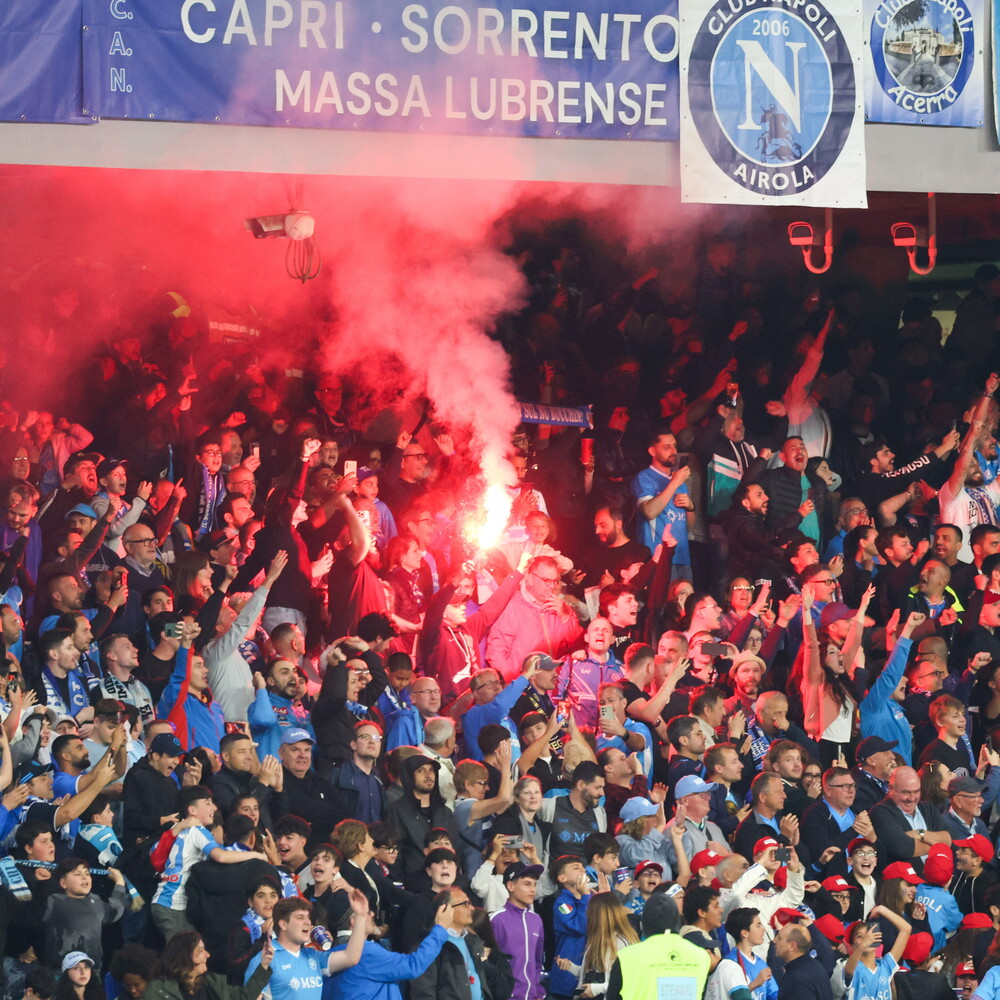 Cagliari accolto a Napoli con fuochi d’artificio e corteo di tifosi