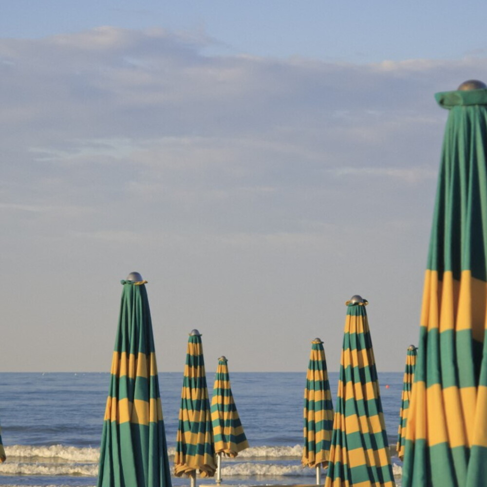 Ruspa investe e uccide una turista sulla spiaggia di Cervia, indagini in corso