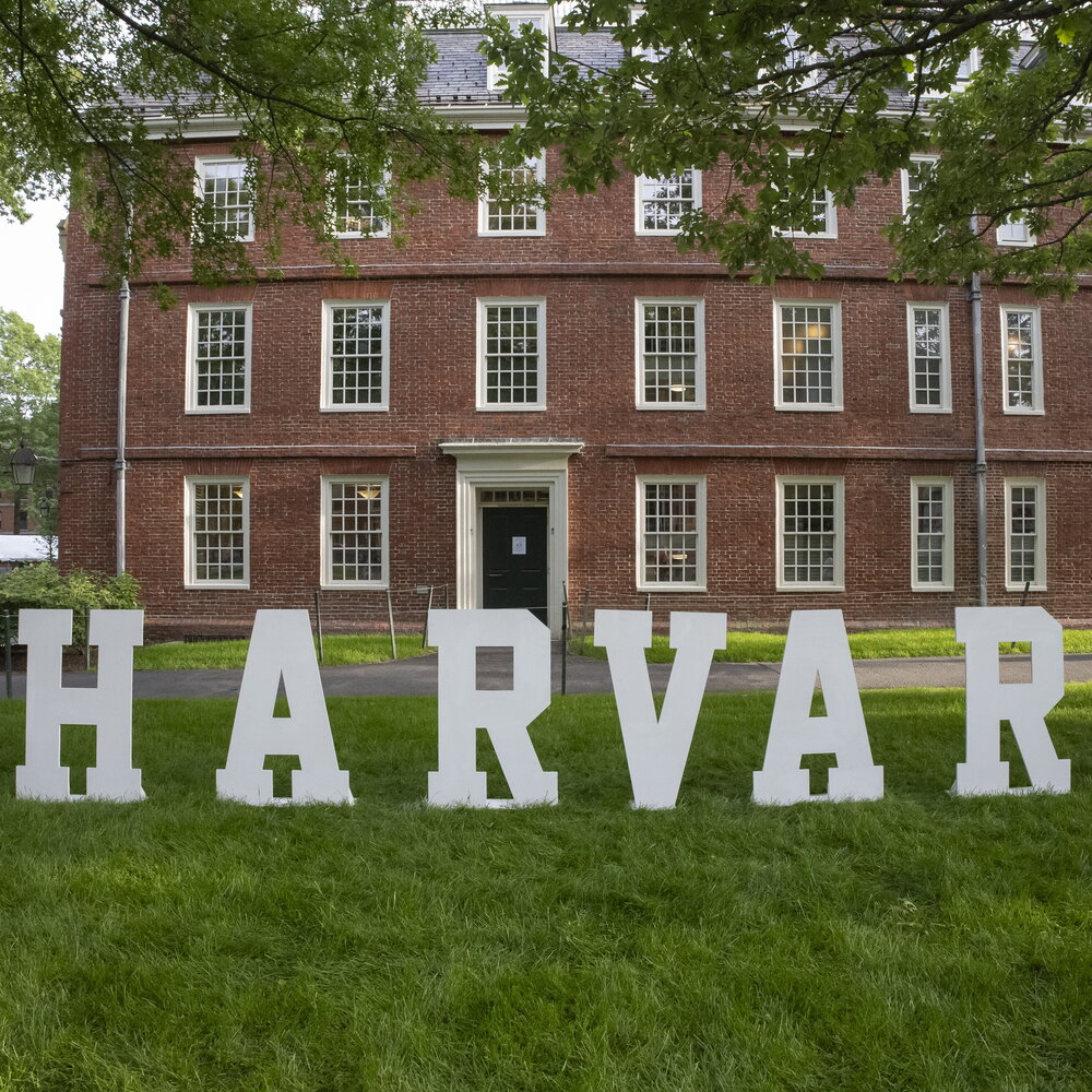 Trump odia Harvard per aver escluso Barron, ma Melania smentisce H2: La crociata di Trump contro Harvard e la questione Barron H2: Casa Bianca: "Ci servono idraulici, non laureati Harvard Lgbt" H2: Trump chiede a Harvard l'elenco degli studenti stranieri H2: Harvard accusata di mancare di rispetto agli Stati Uniti H2: Trump vuole ridurre gli studenti stranieri a Harvard dal 31% al 15%