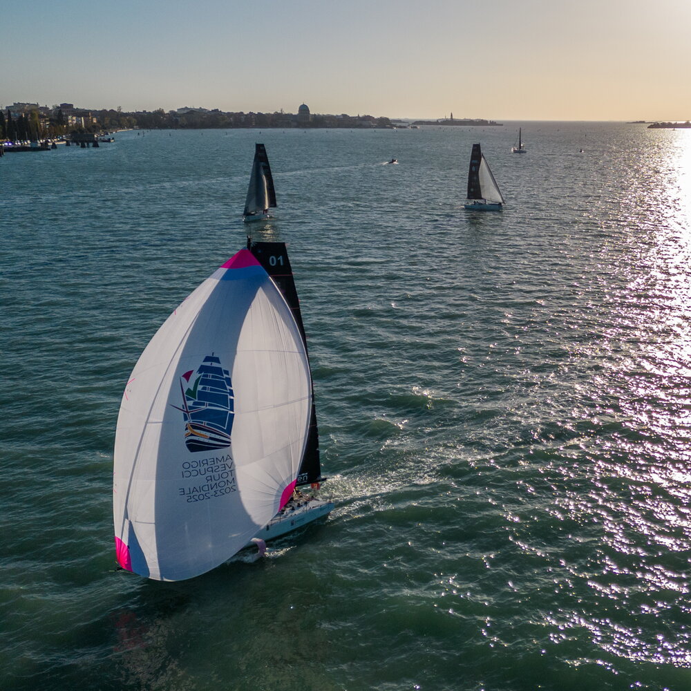Marina Militare Nastro Rosa Tour 2025 il Giro dell’Italia a vela parte da Venezia