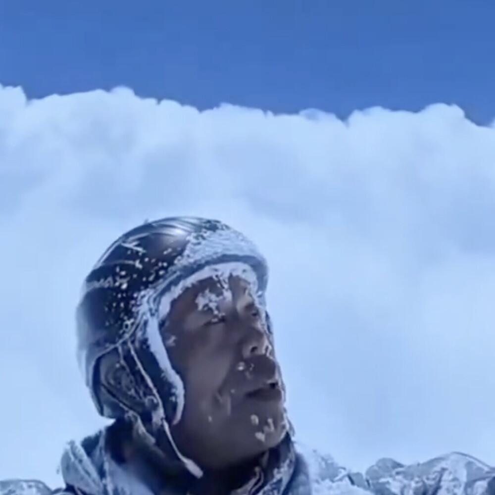 Video del parapendio a 8000 metri: dubbi sull’autenticità, parti generate da IA