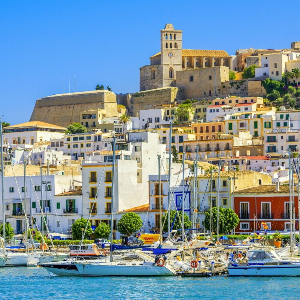 Ibiza limita le auto dei turisti per contrastare il sovraffollamento e promuovere la sostenibilità