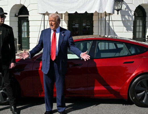 Trump vuole vendere la Tesla Model S regalata da Elon Musk dopo il loro scontro pubblico