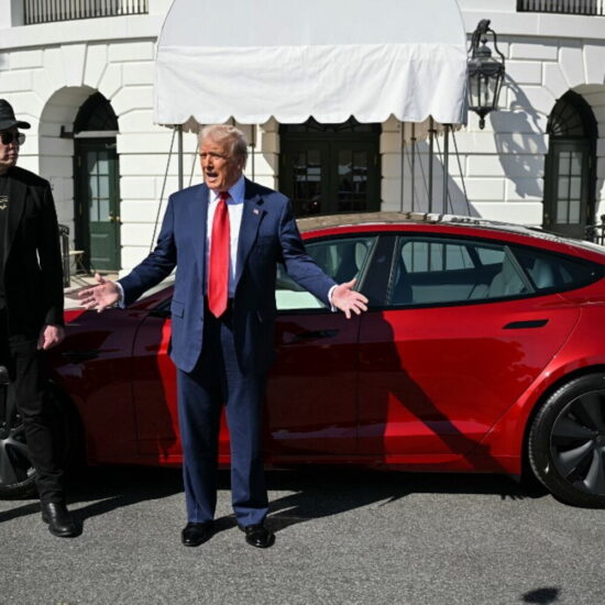 Trump vuole vendere la Tesla Model S regalata da Elon Musk dopo il loro scontro pubblico