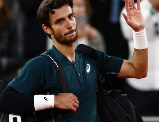 Musetti si ritira al quarto set contro Alcaraz per infortunio, lo spagnolo in finale a Roland Garros