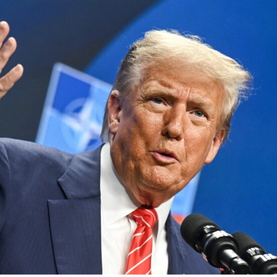 Trump ammette la battuta sulla crisi ucraina in 24 ore e attacca Powell e la Spagna al vertice Nato