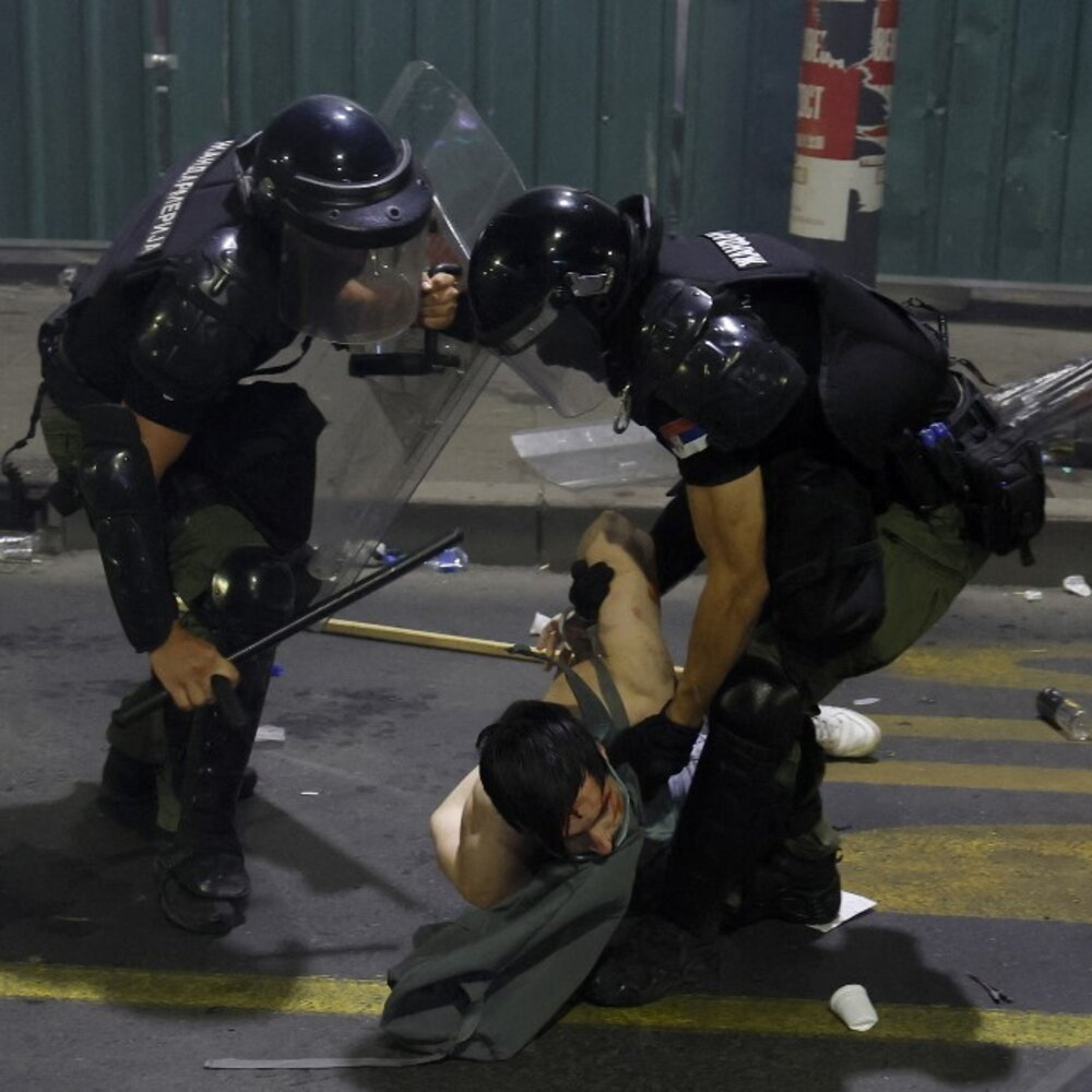 Scontri a Belgrado durante corteo studentesco sette arresti e sei agenti feriti